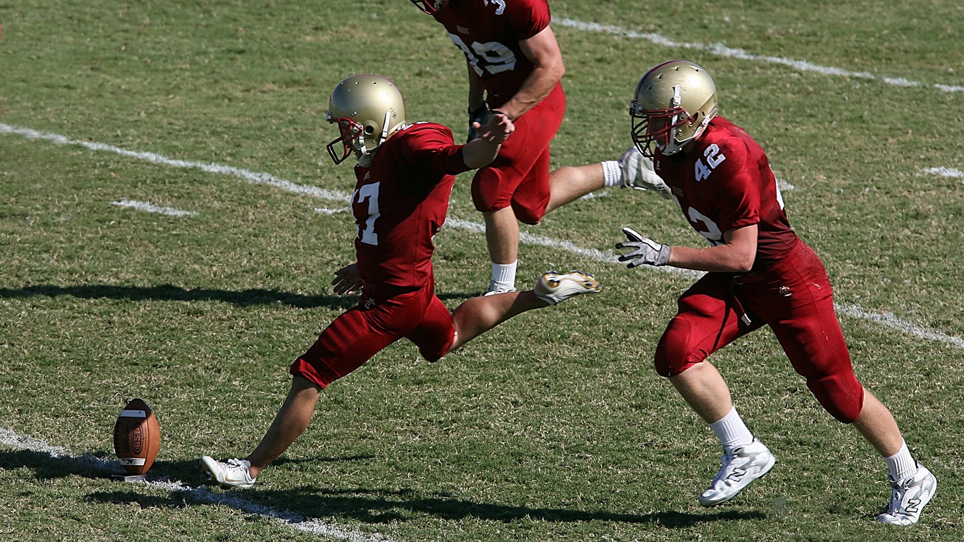 弗赖堡整体防守提高限制射门空间，弗赖堡位置
