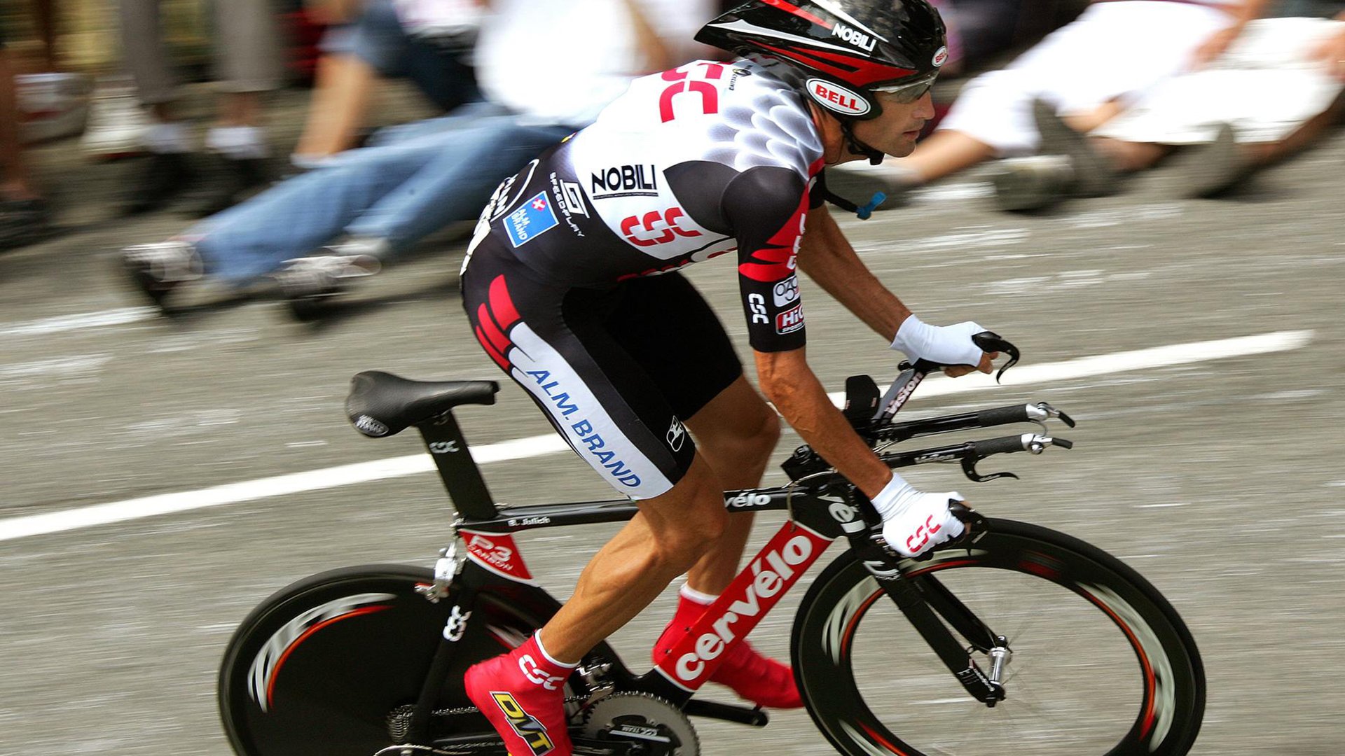 湖人主帅称赞浓眉篮下威慑力十足,湖人队浓眉是谁